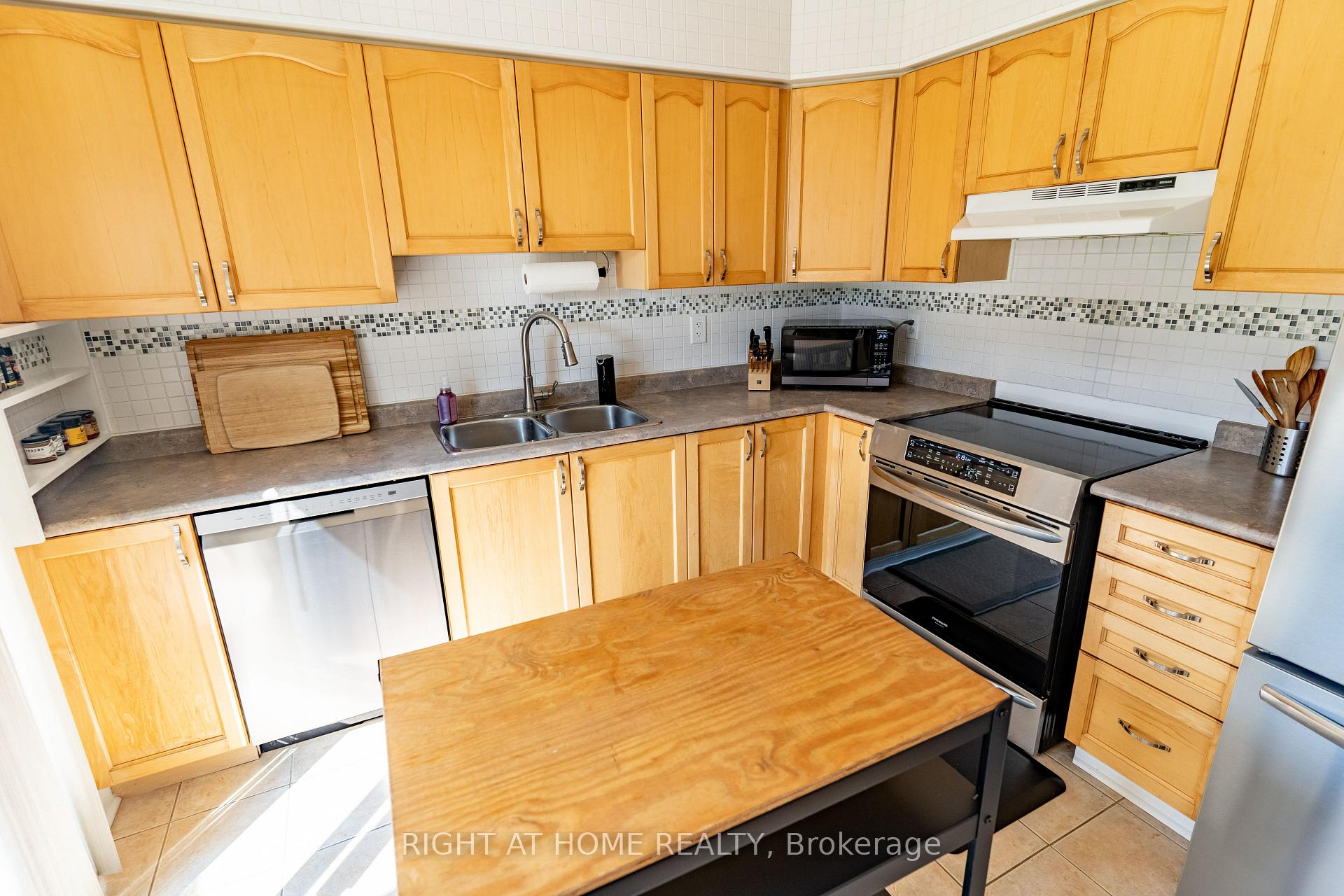 Photo 15 of 150 Argent Street, Clarington, Bowmanville — HOMEH