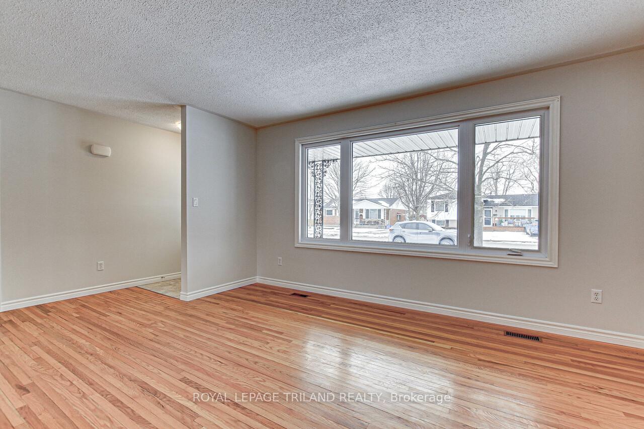 Photo 10 of 18 Leger Avenue, St. Thomas — HOMEH
