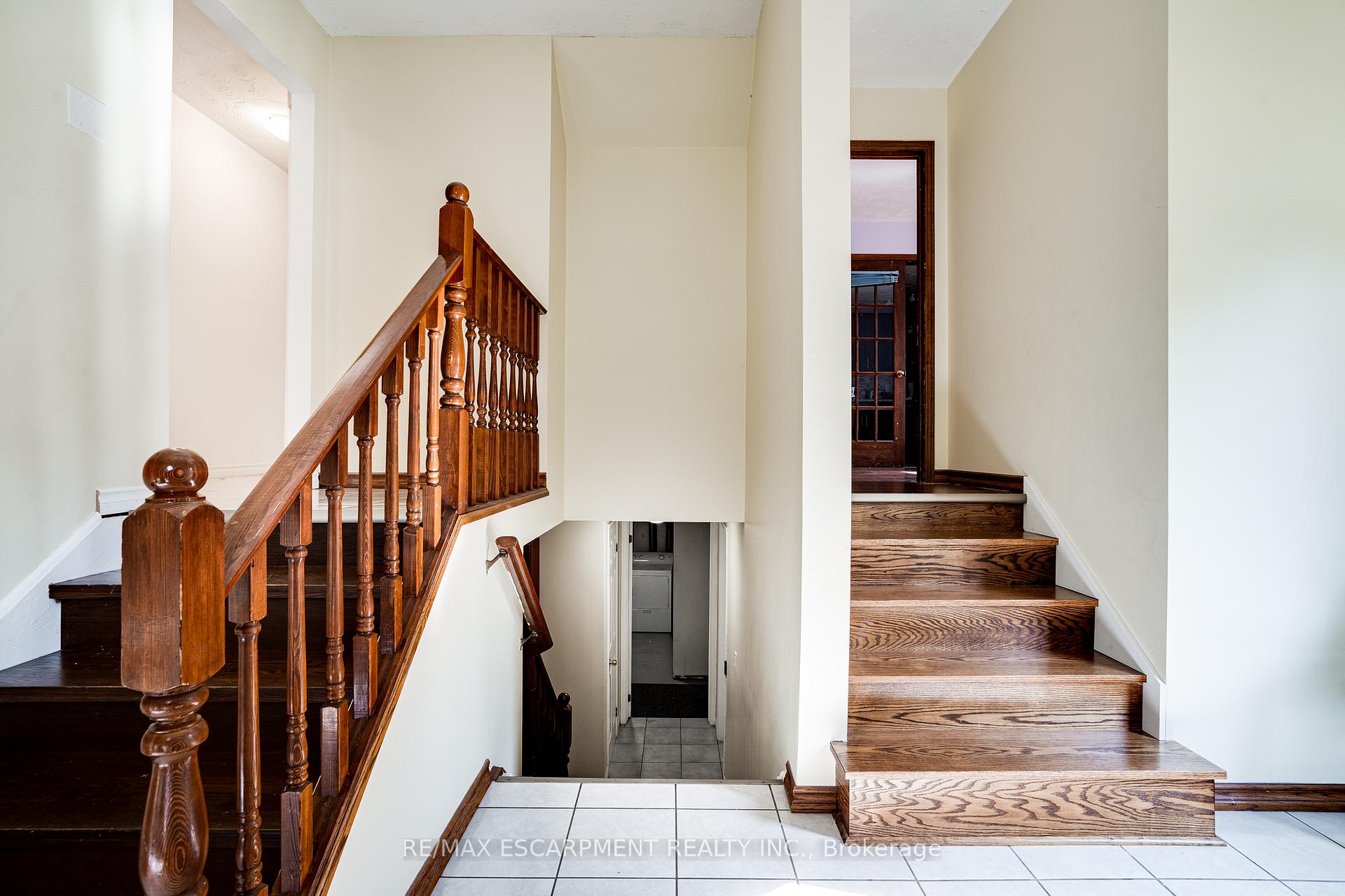 Photo 3 of 82 Osler Drive, Hamilton, Dundas — HOMEH