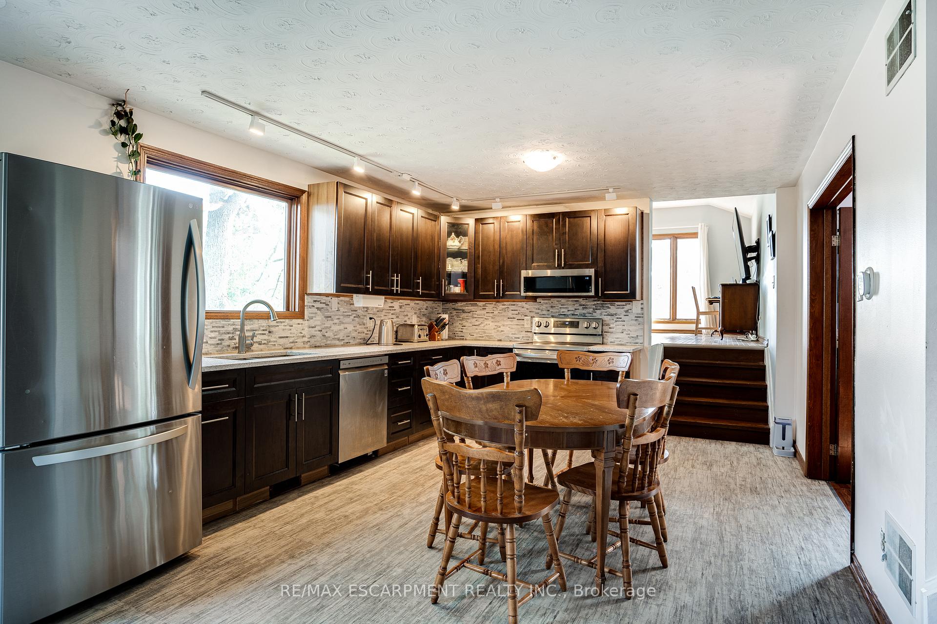 Photo 36 of 82 Osler Drive, Hamilton, Dundas — HOMEH