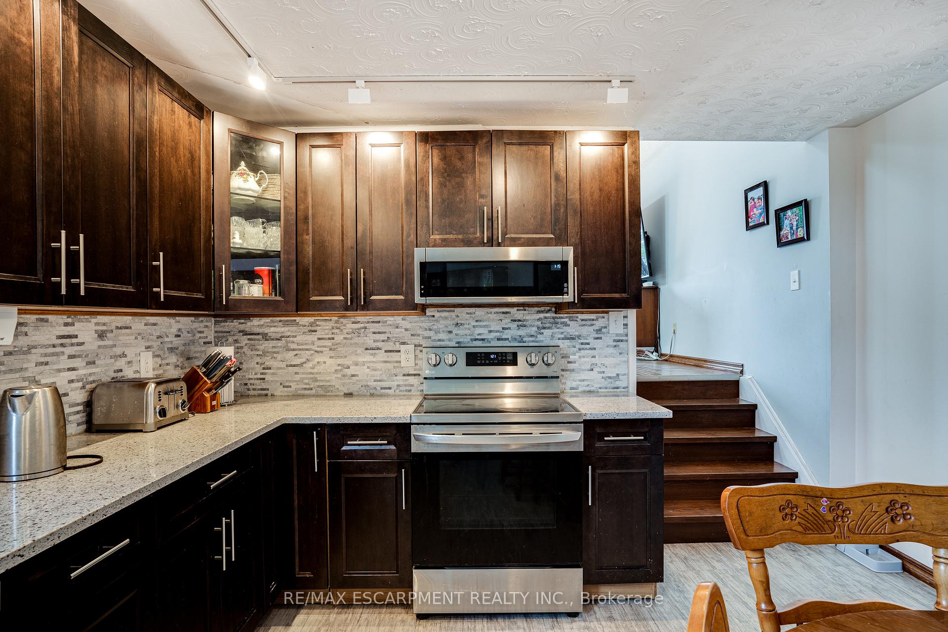 Photo 39 of 82 Osler Drive, Hamilton, Dundas — HOMEH