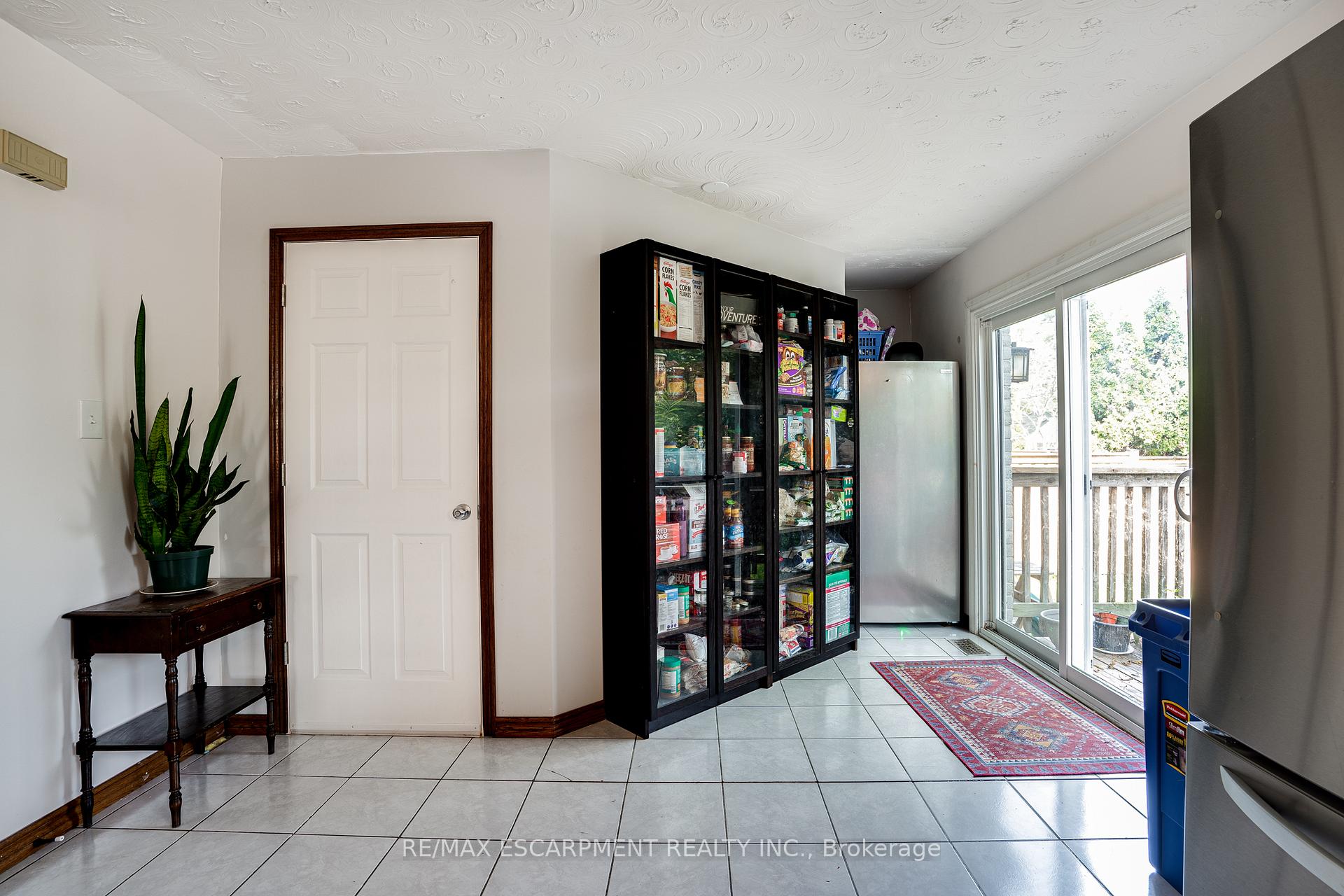 Photo 2 of 82 Osler Drive, Hamilton, Dundas — HOMEH