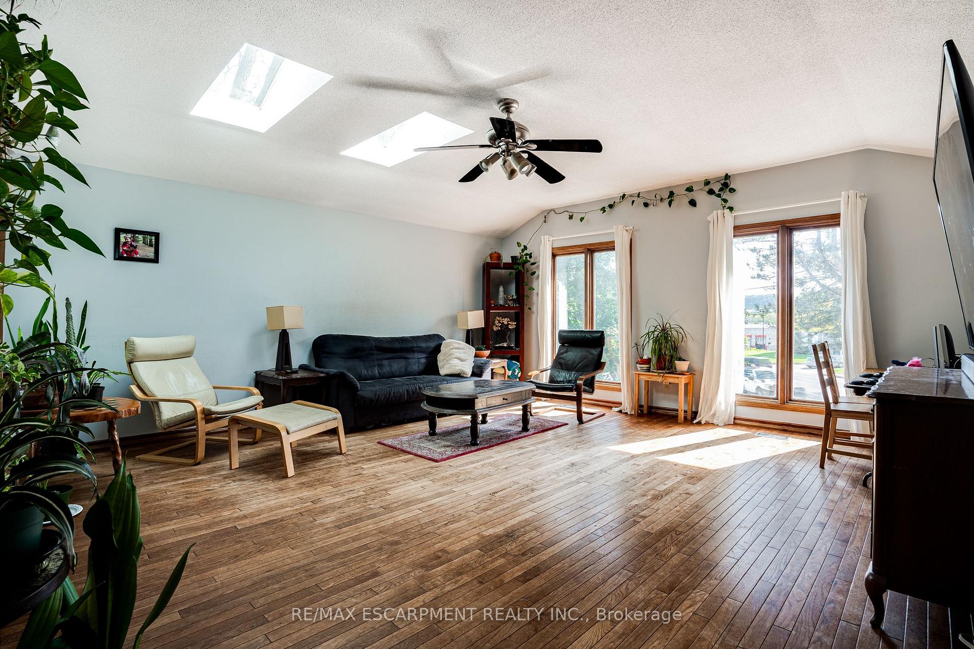 Photo 17 of 82 Osler Drive, Hamilton, Dundas — HOMEH