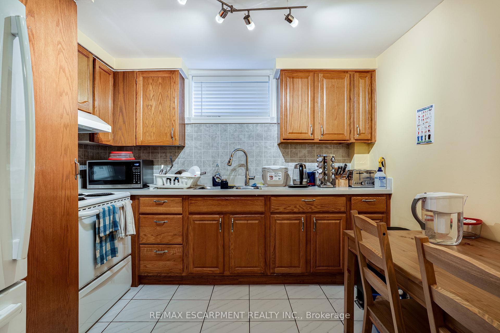 Photo 23 of 82 Osler Drive, Hamilton, Dundas — HOMEH