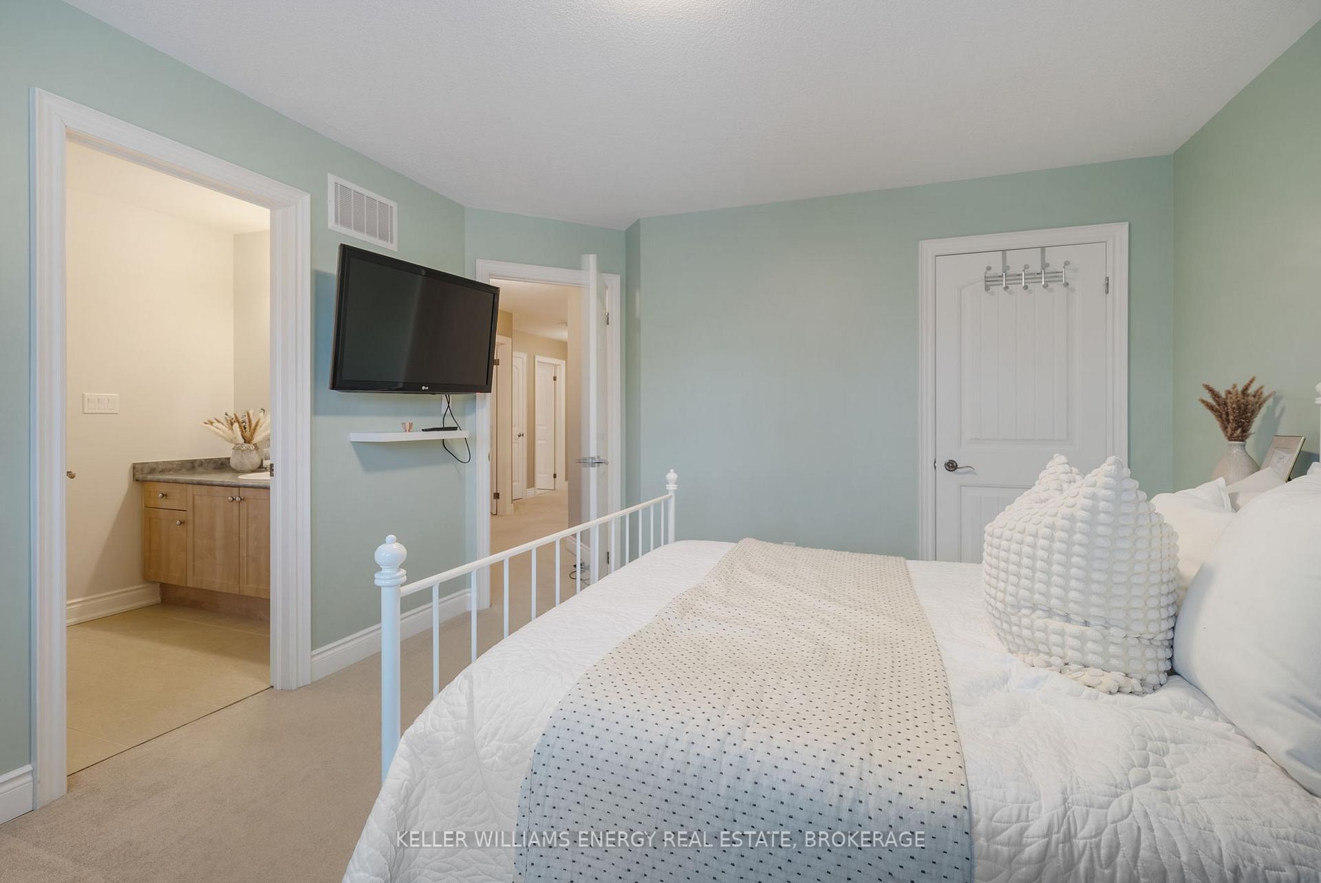 Photo 10 of 92 Campbell Drive, Uxbridge — HOMEH