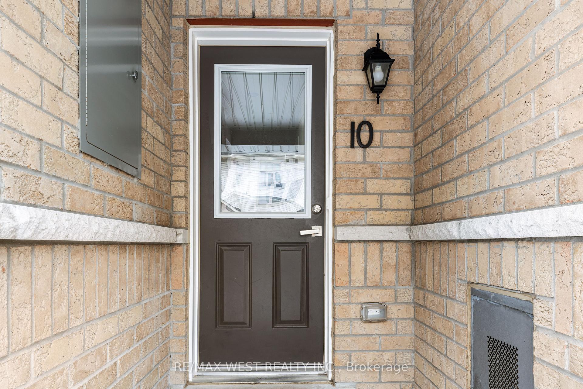 Photo 3 of 10 Westbury Way, Whitby, Brooklin — HOMEH