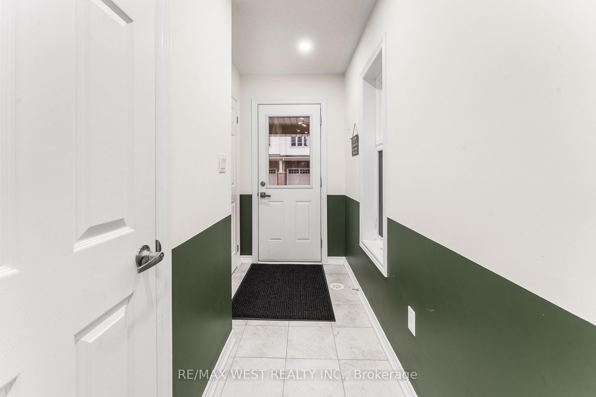 Photo 5 of 10 Westbury Way, Whitby, Brooklin — HOMEH