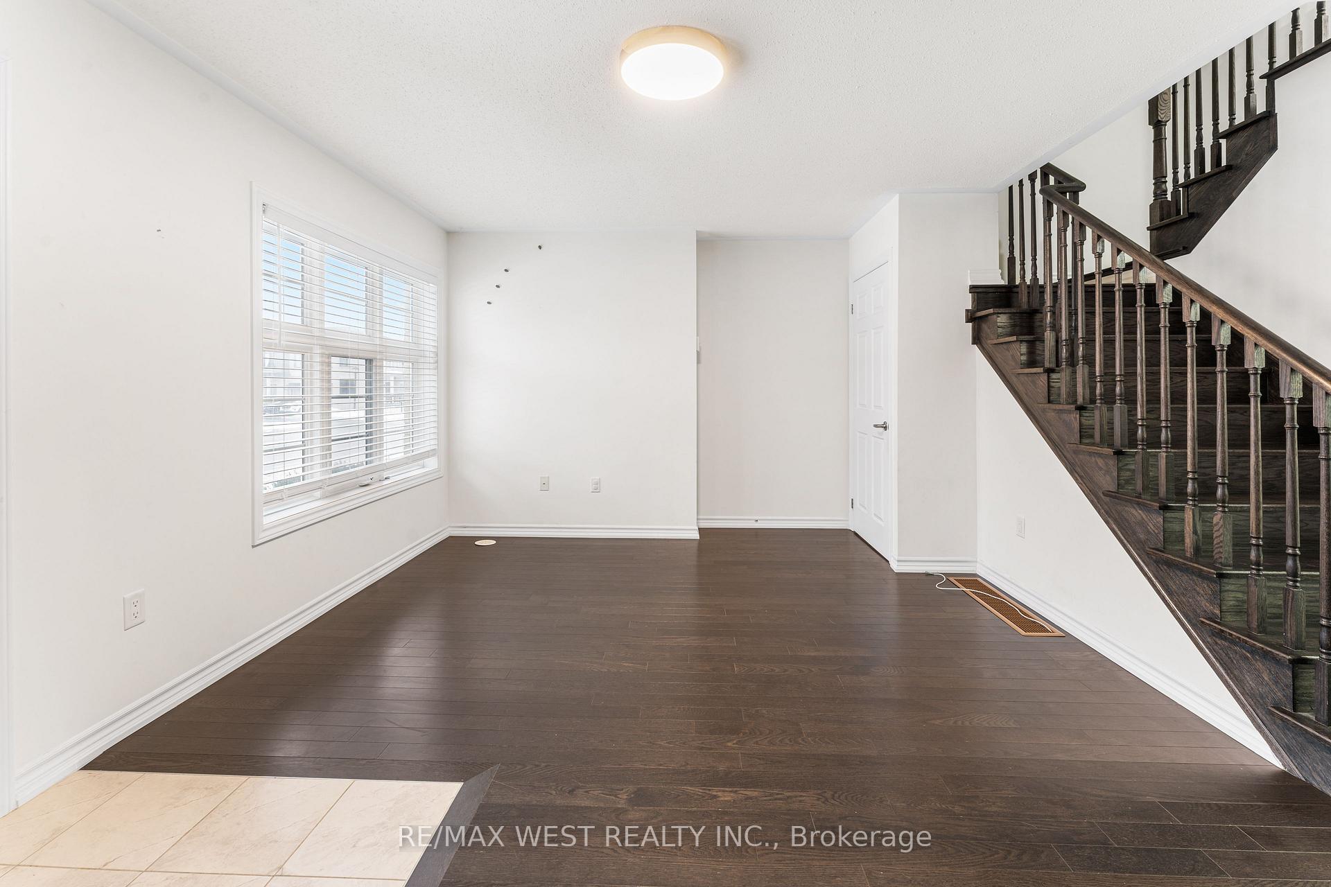 Photo 4 of 10 Westbury Way, Whitby, Brooklin — HOMEH