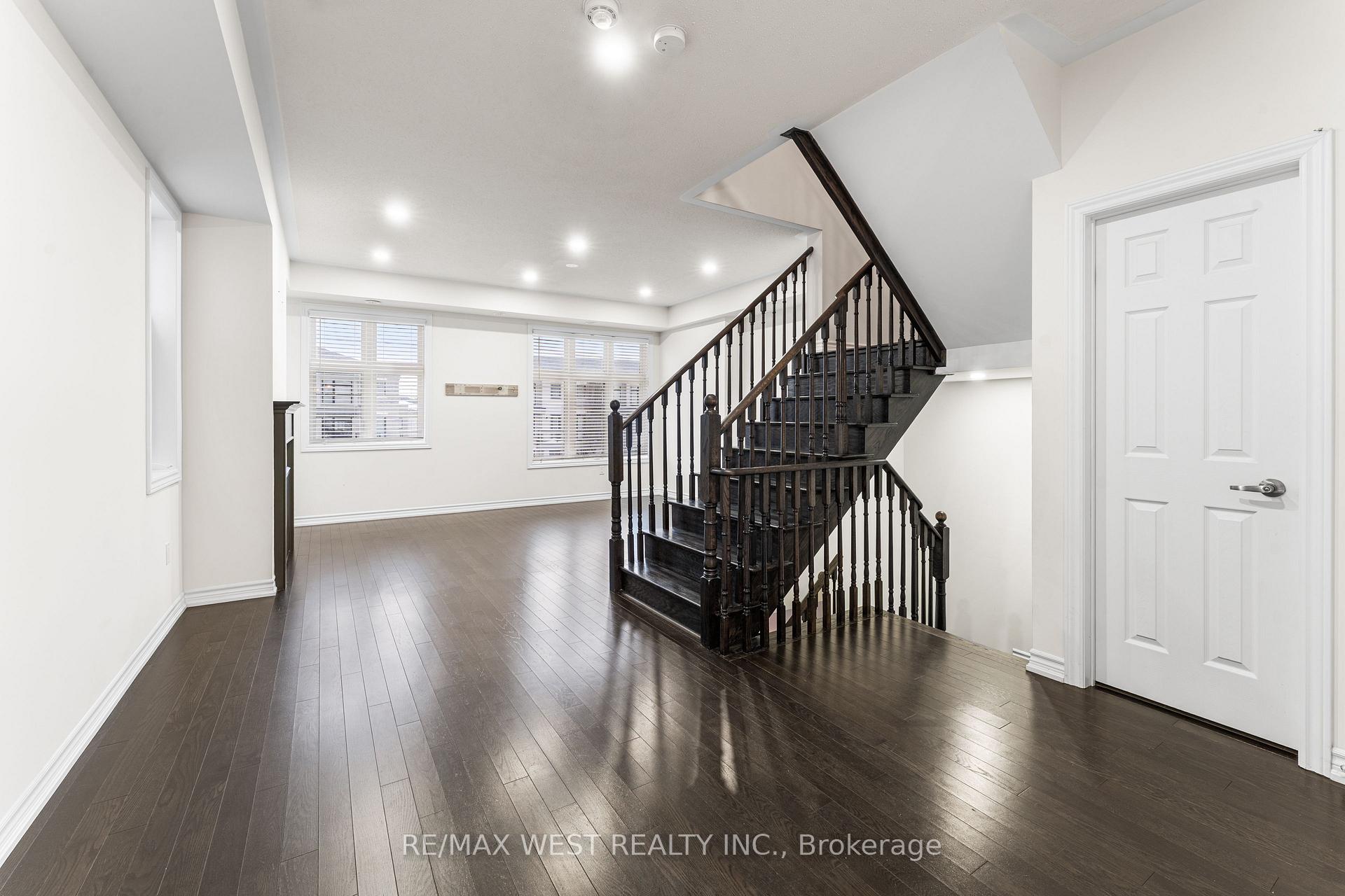 Photo 15 of 10 Westbury Way, Whitby, Brooklin — HOMEH