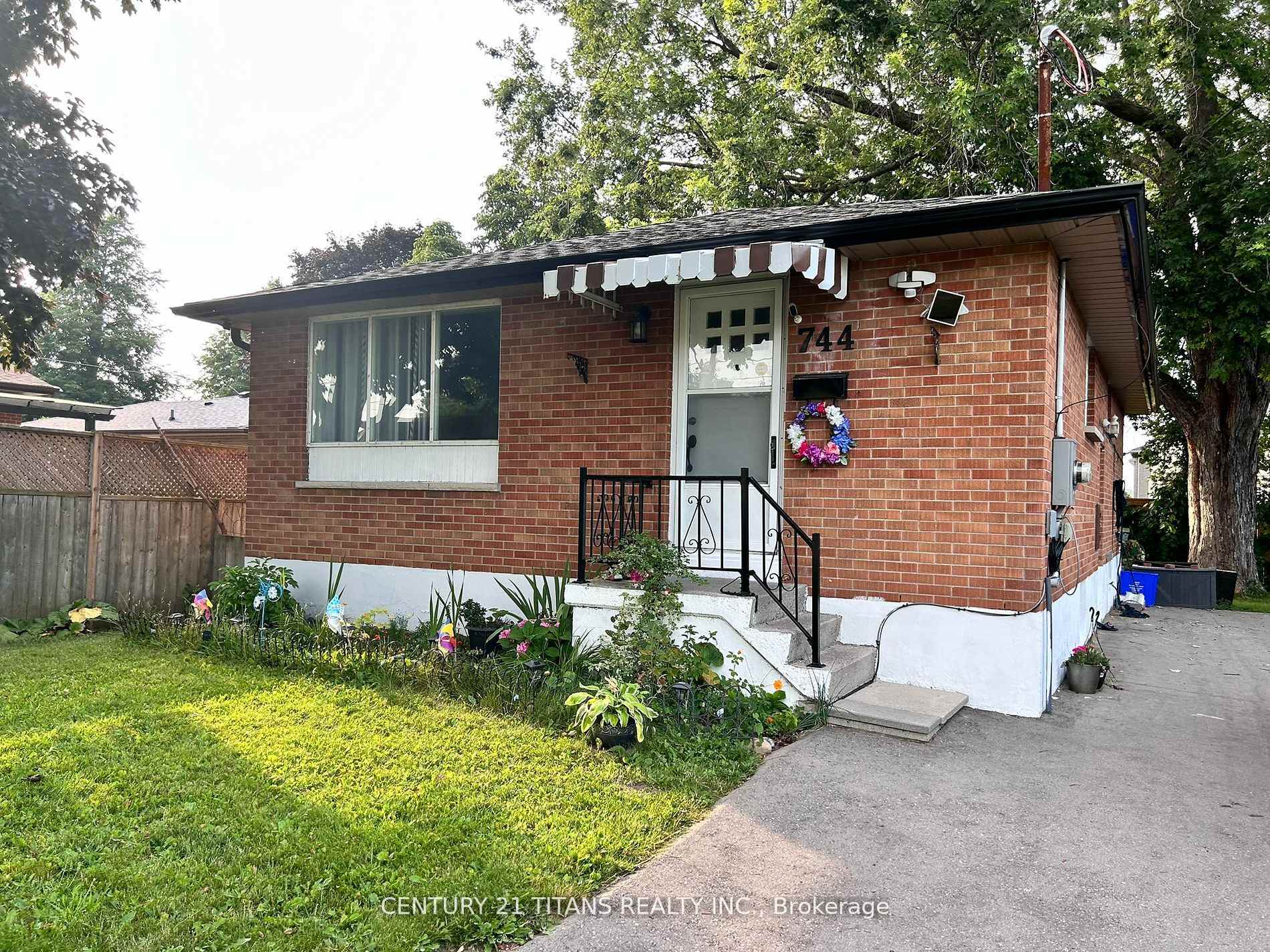 Front of 744 Olive Avenue