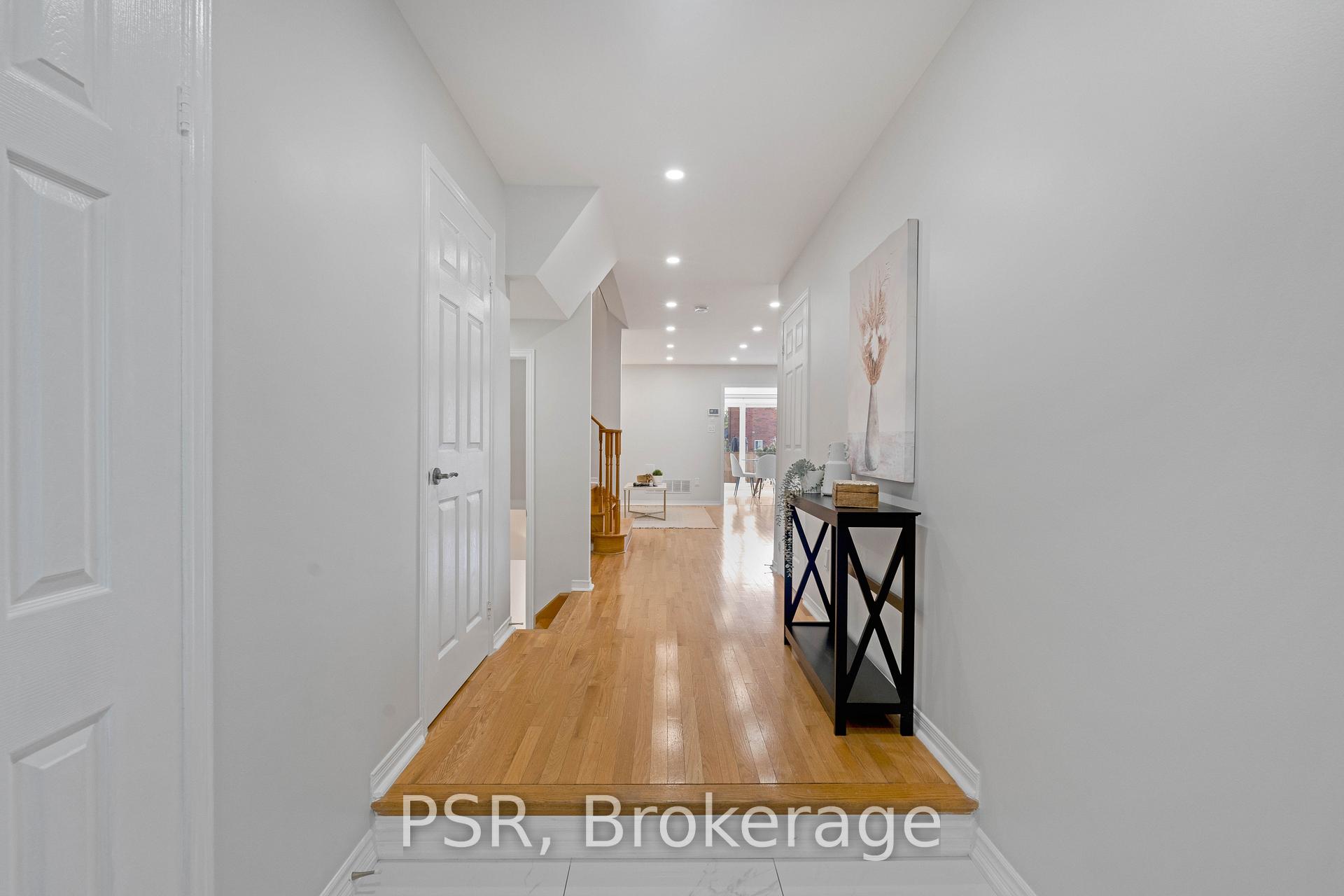 Photo 2 of 17 Ronan Crescent, Vaughan, Sonoma Heights — HOMEH