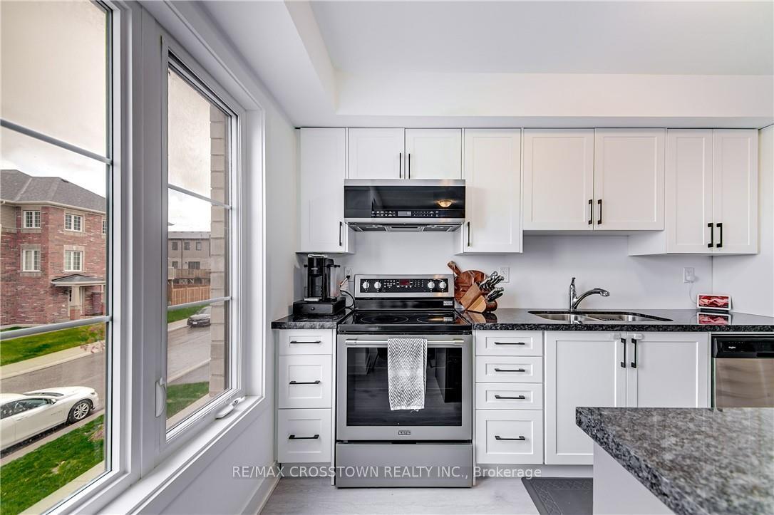 Photo 5 of 66 Pumpkin Corner Crescent, Barrie, Innis-Shore — HOMEH