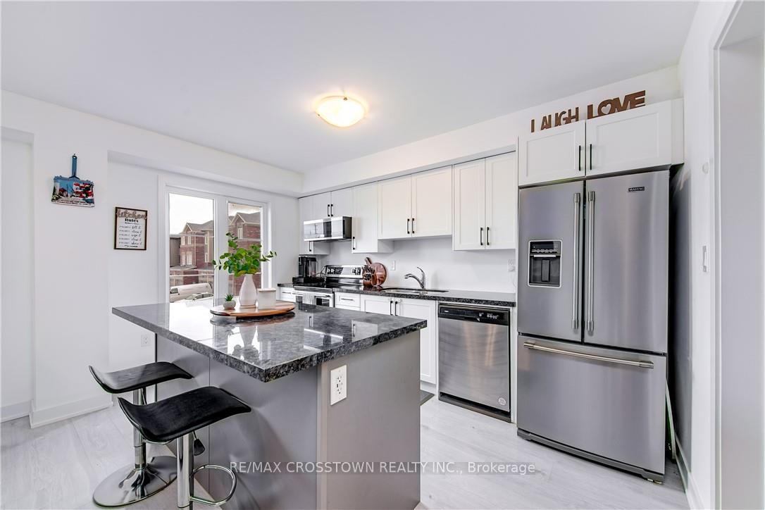 Photo 13 of 66 Pumpkin Corner Crescent, Barrie, Innis-Shore — HOMEH