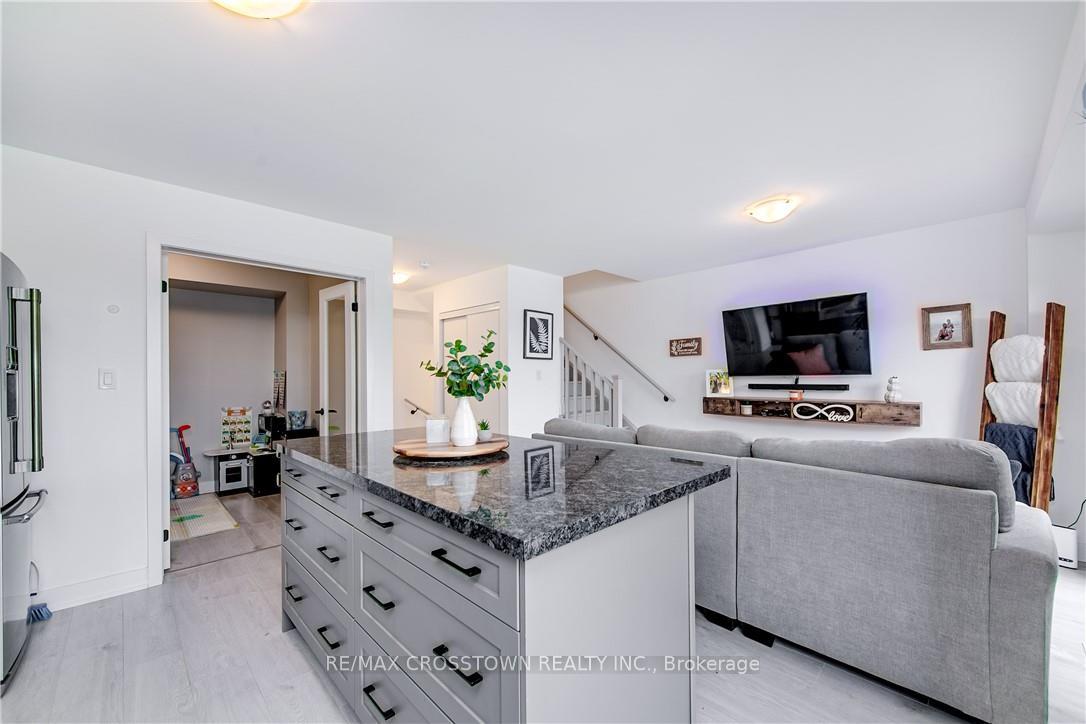 Photo 17 of 66 Pumpkin Corner Crescent, Barrie, Innis-Shore — HOMEH