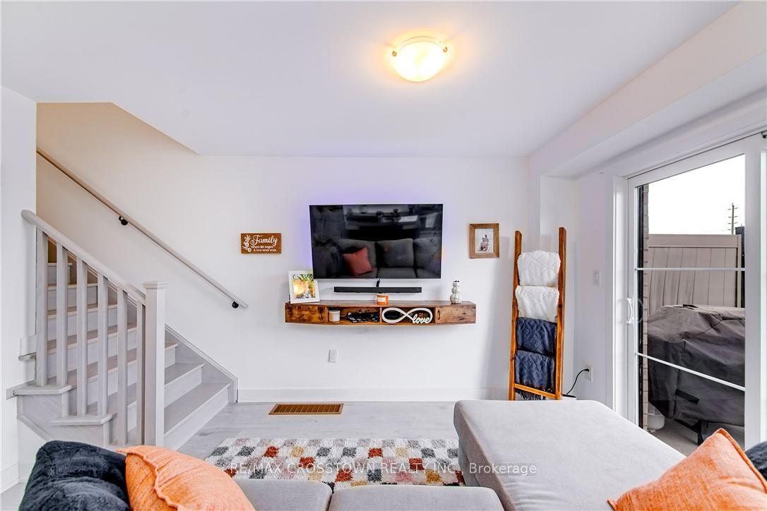 Photo 11 of 66 Pumpkin Corner Crescent, Barrie, Innis-Shore — HOMEH