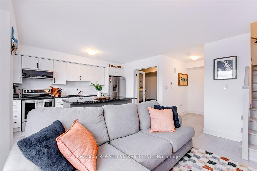 Photo 24 of 66 Pumpkin Corner Crescent, Barrie, Innis-Shore — HOMEH