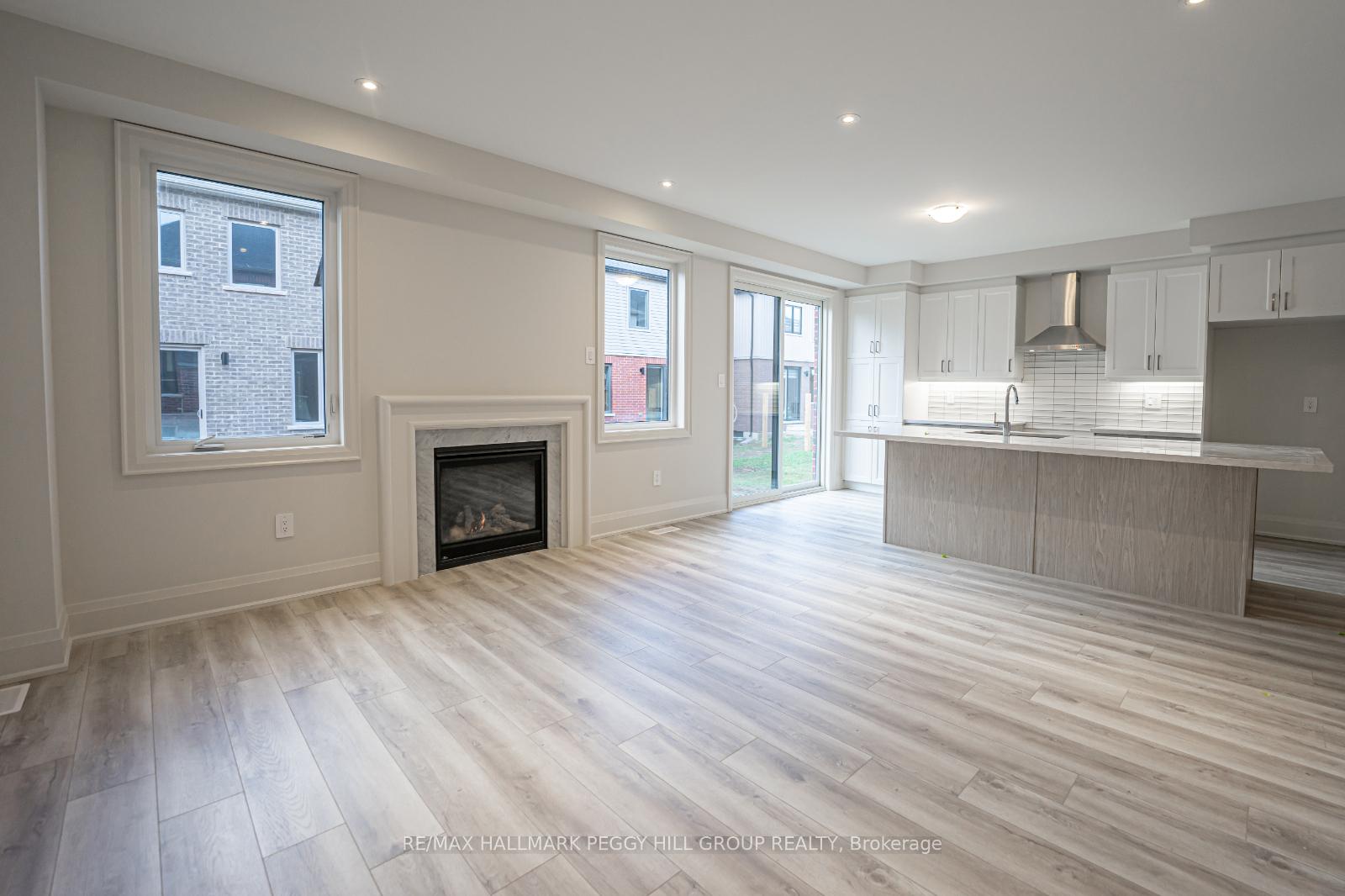 Photo 2 of 19 Amsterdam Drive, Barrie, Rural Barrie Southeast — HOMEH