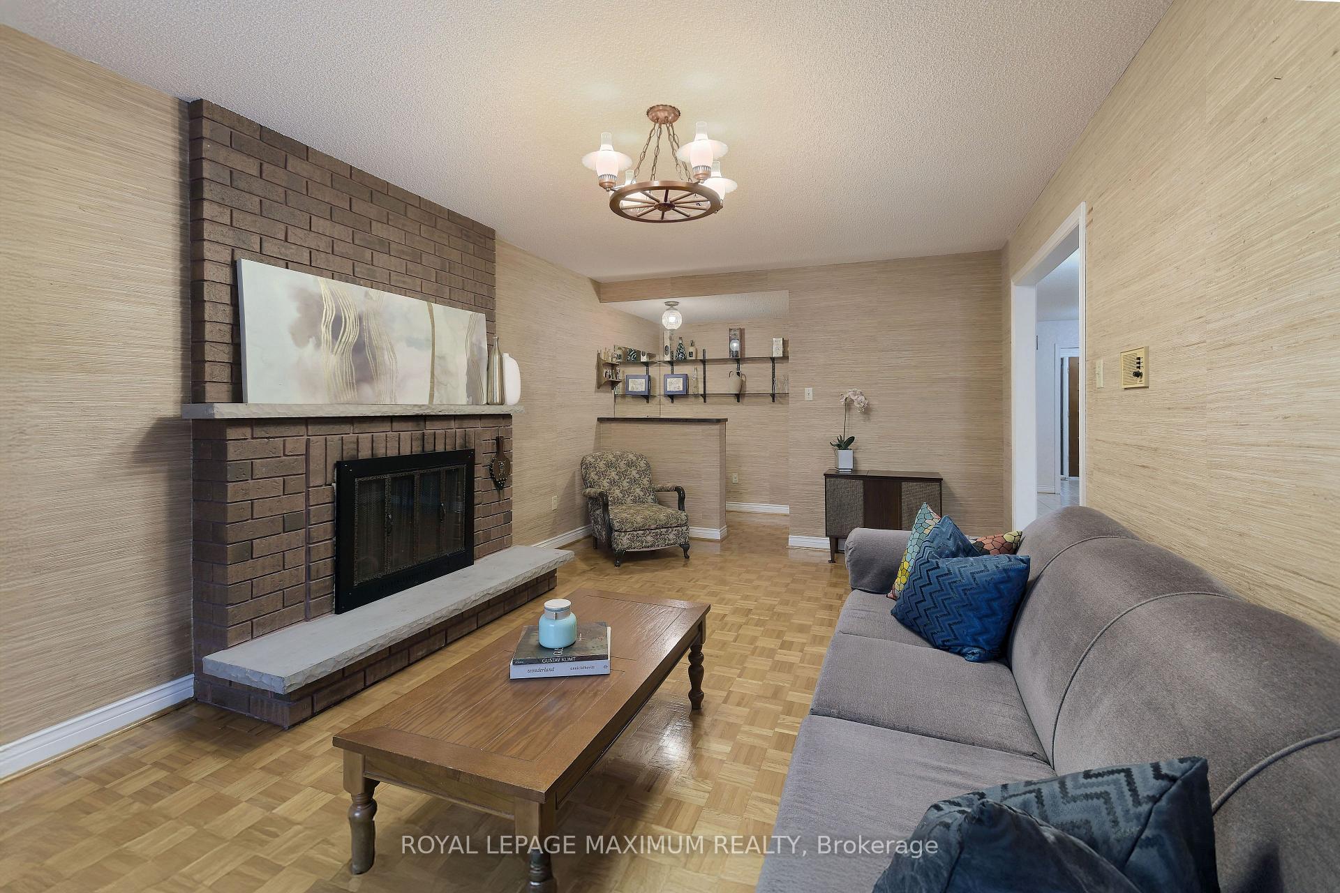 Photo 2 of 352 Forest Drive, Vaughan, West Woodbridge — HOMEH