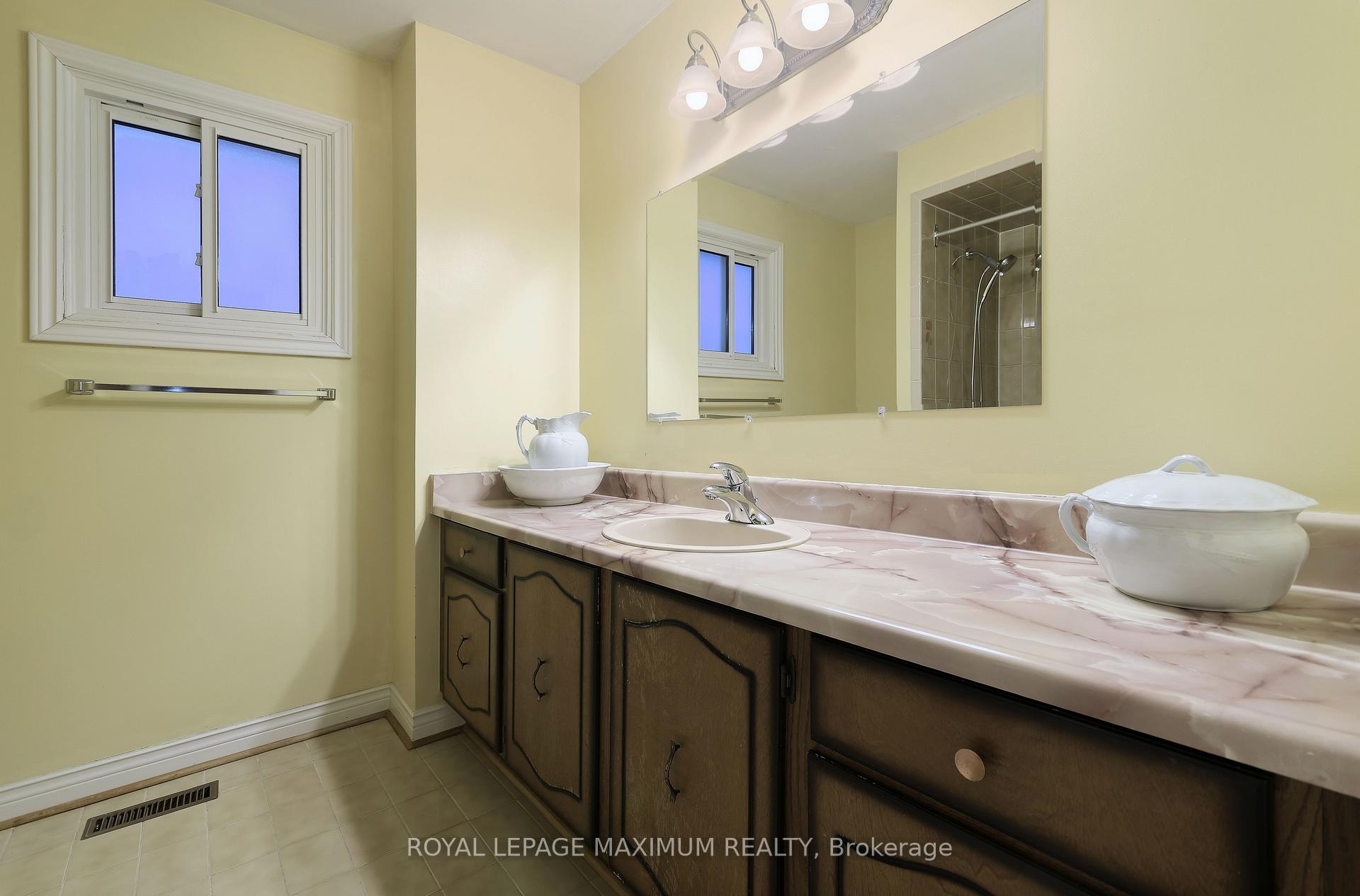 Photo 24 of 352 Forest Drive, Vaughan, West Woodbridge — HOMEH