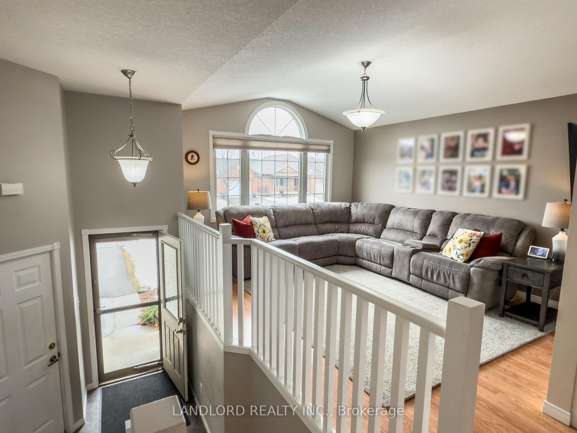 Photo 2 of 42 Hagerman Crescent, St. Thomas — HOMEH