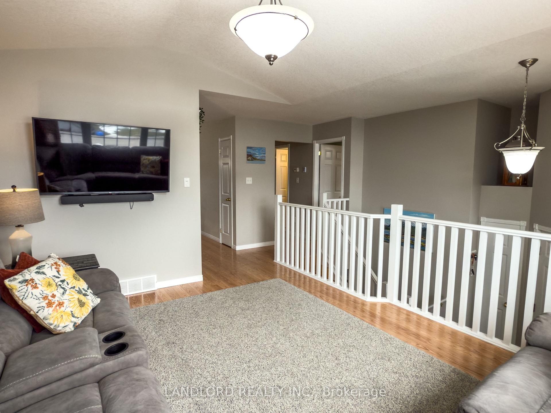 Photo 5 of 42 Hagerman Crescent, St. Thomas — HOMEH