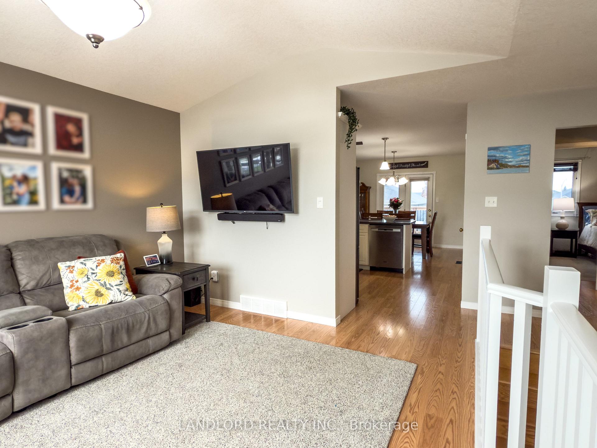 Photo 8 of 42 Hagerman Crescent, St. Thomas — HOMEH