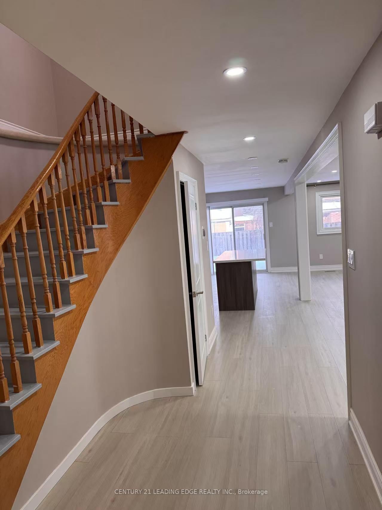 Photo 5 of Unit Main, 4 Burwell Crescent, Markham, Raymerville — HOMEH