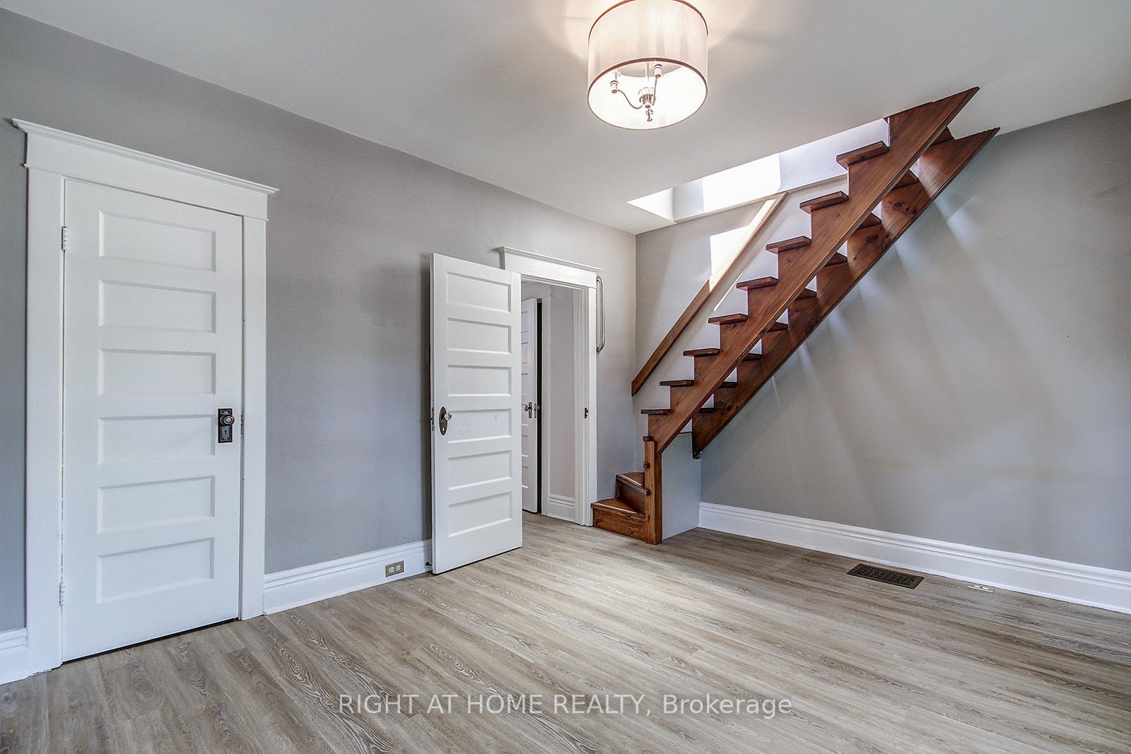 Photo 14 of 110 Scarborough Road, Toronto, The Beaches — HOMEH