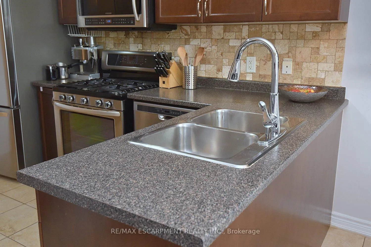 Photo 14 of Unit 21, 45 Seabreeze Crescent, Hamilton, Lakeshore — HOMEH