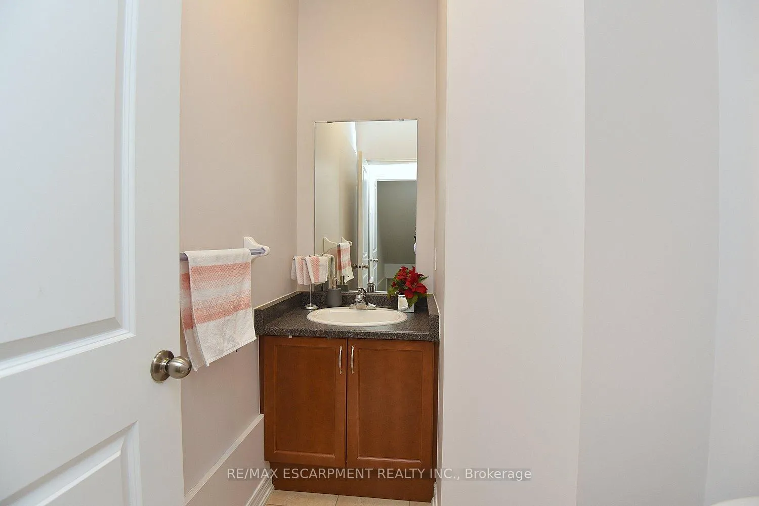 Photo 21 of Unit 21, 45 Seabreeze Crescent, Hamilton, Lakeshore — HOMEH
