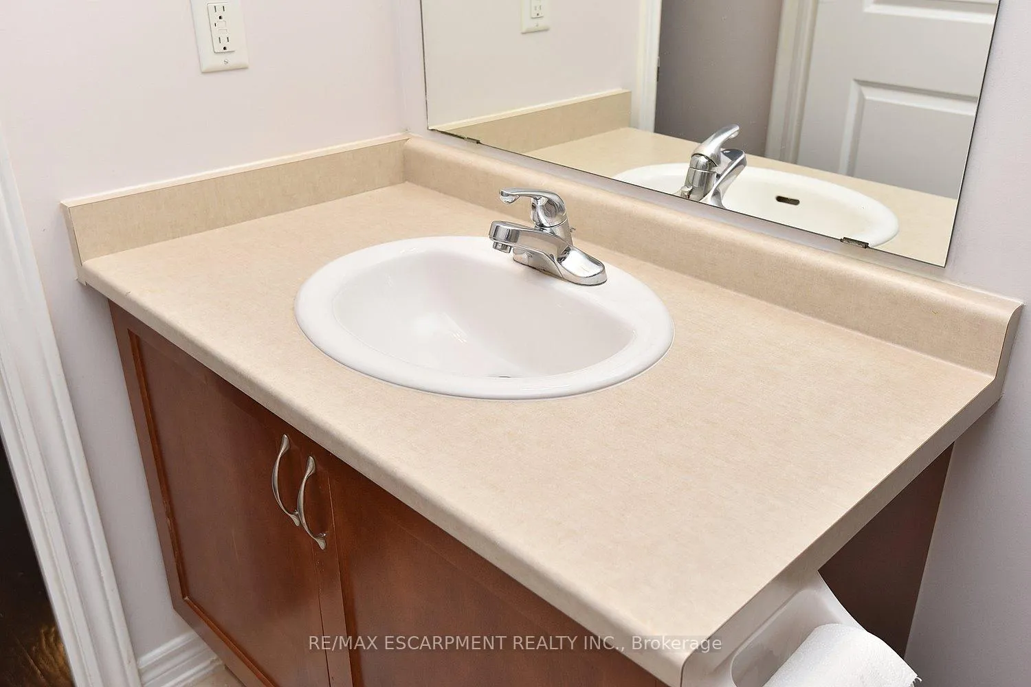 Photo 25 of Unit 21, 45 Seabreeze Crescent, Hamilton, Lakeshore — HOMEH