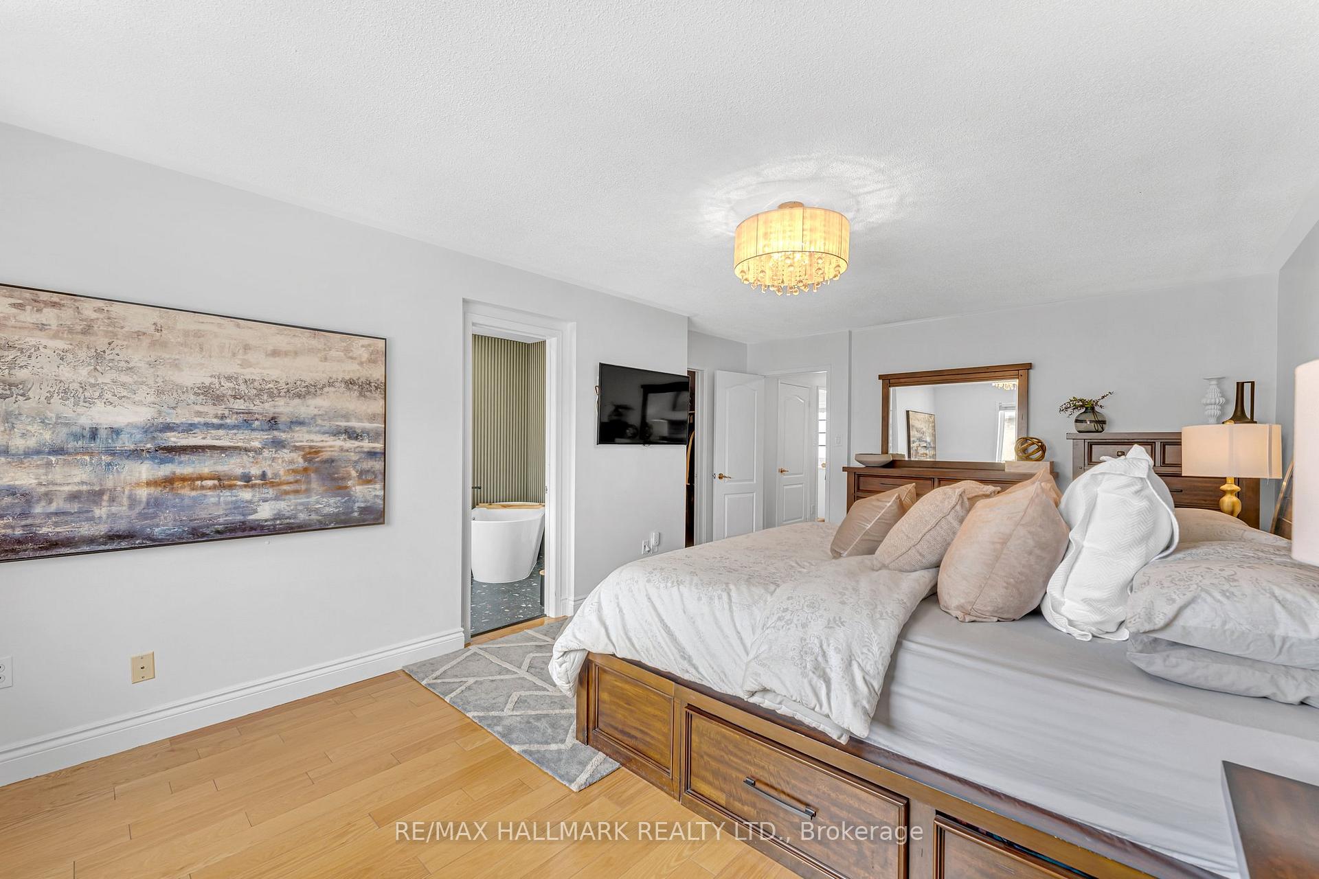 Photo 19 of 197 Wildberry Crescent, Vaughan, Vellore Village — HOMEH
