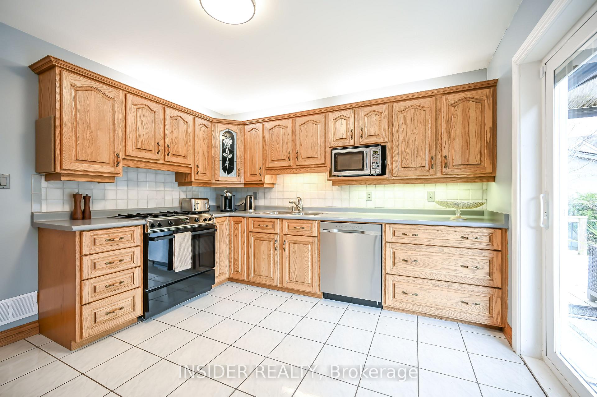 Photo 2 of Unit MAIN, 69 Cumming Court, Hamilton, Ancaster — HOMEH