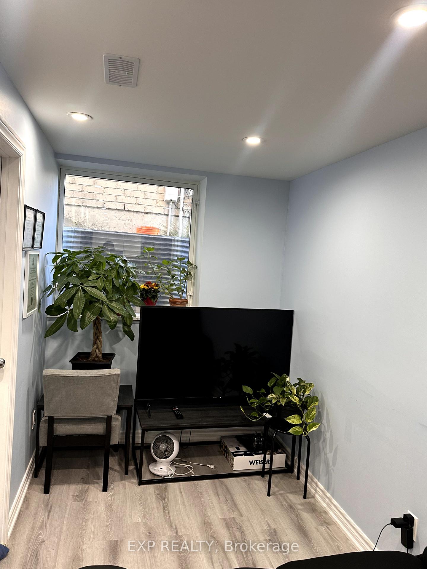 Photo 8 of 33 Thrushwood Drive, Barrie, 400 West — HOMEH