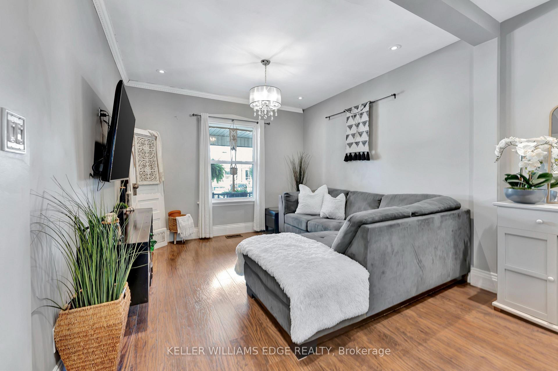 Photo 2 of 35 Glendale Avenue, Hamilton, Crown Point — HOMEH