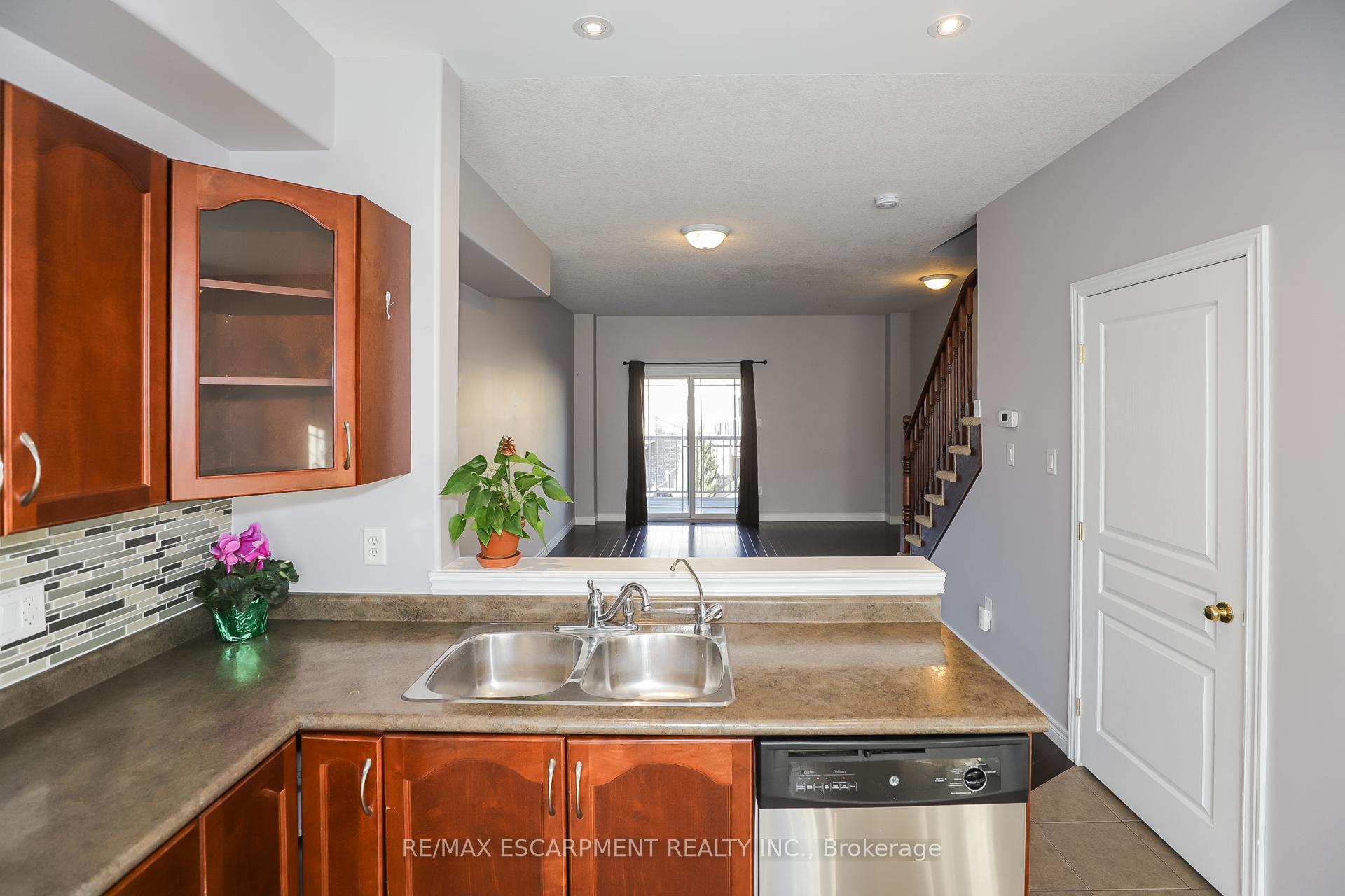 Photo 10 of 24 Hemlock Way, Grimsby, Grimsby West — HOMEH