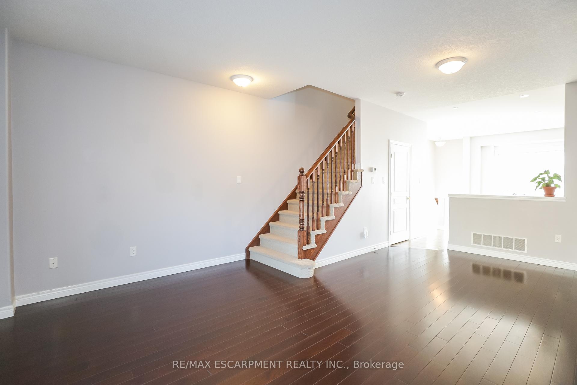 Photo 16 of 24 Hemlock Way, Grimsby, Grimsby West — HOMEH