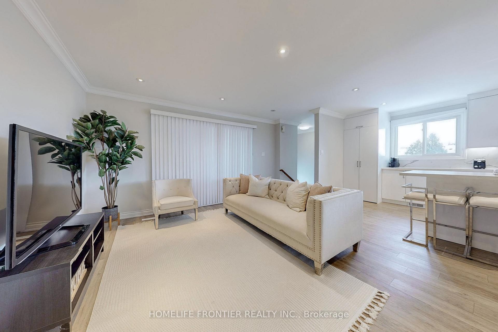 Photo 2 of 49 Spyglas Hill Road, Vaughan, Concord — HOMEH
