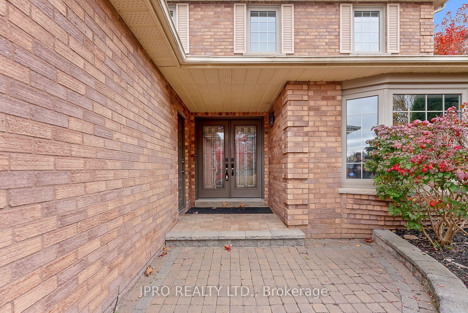 Photo 9 of 907 Leslie Valley Drive, Newmarket, Huron Heights-Leslie Valley — HOMEH