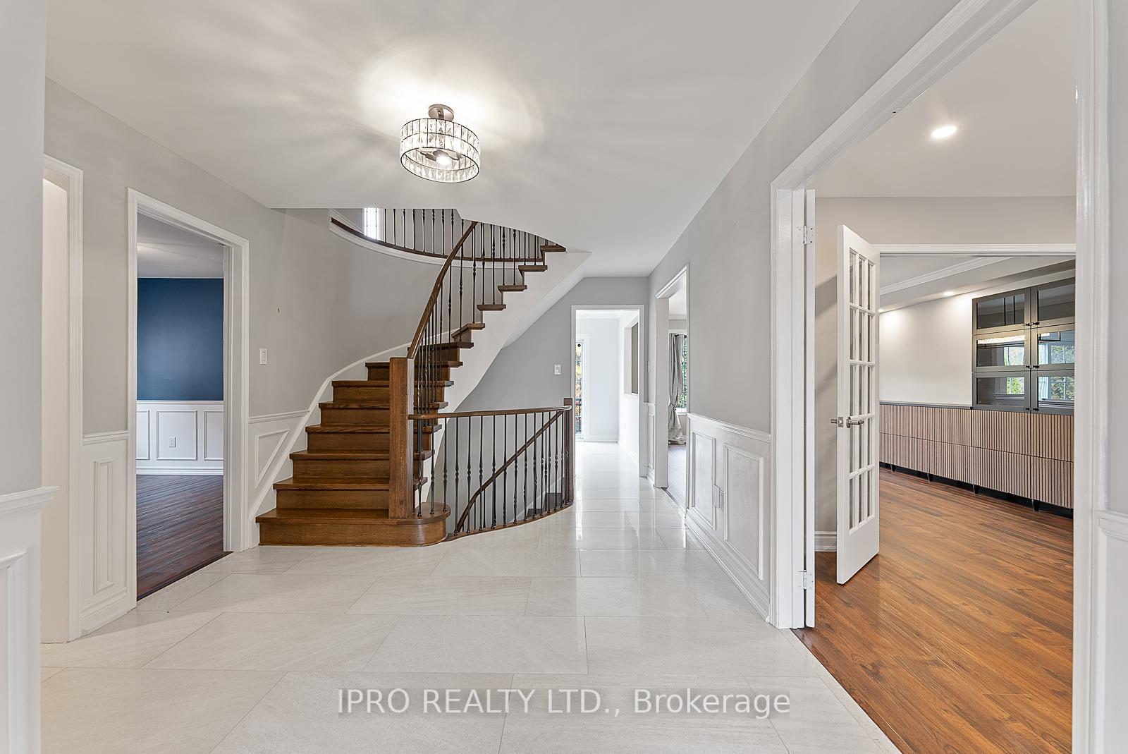 Photo 6 of 907 Leslie Valley Drive, Newmarket, Huron Heights-Leslie Valley — HOMEH