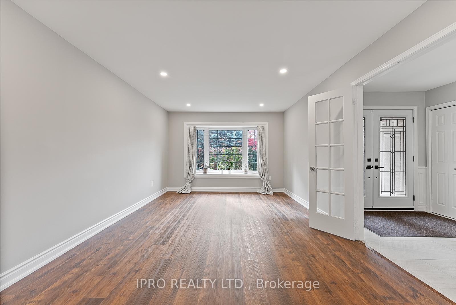 Photo 37 of 907 Leslie Valley Drive, Newmarket, Huron Heights-Leslie Valley — HOMEH
