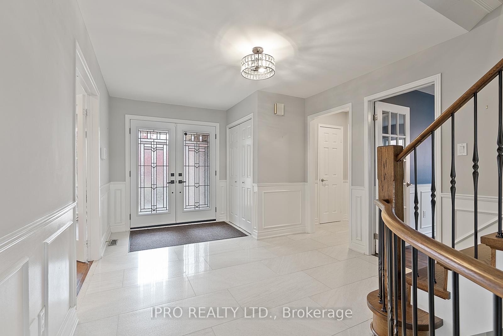 Photo 10 of 907 Leslie Valley Drive, Newmarket, Huron Heights-Leslie Valley — HOMEH