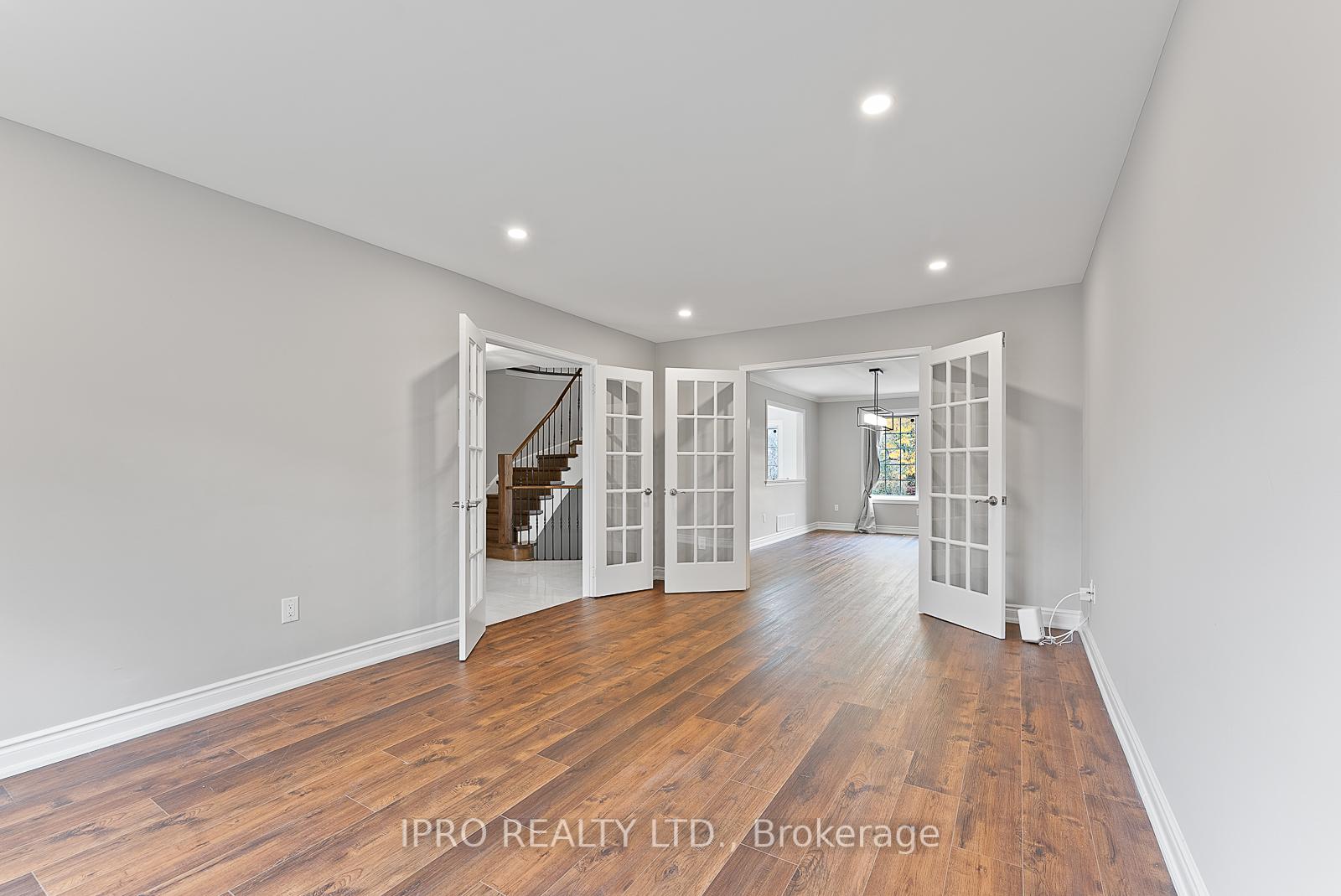 Photo 5 of 907 Leslie Valley Drive, Newmarket, Huron Heights-Leslie Valley — HOMEH