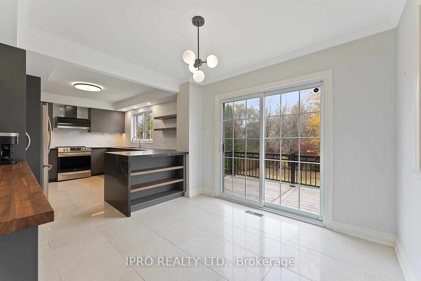 Photo 3 of 907 Leslie Valley Drive, Newmarket, Huron Heights-Leslie Valley — HOMEH