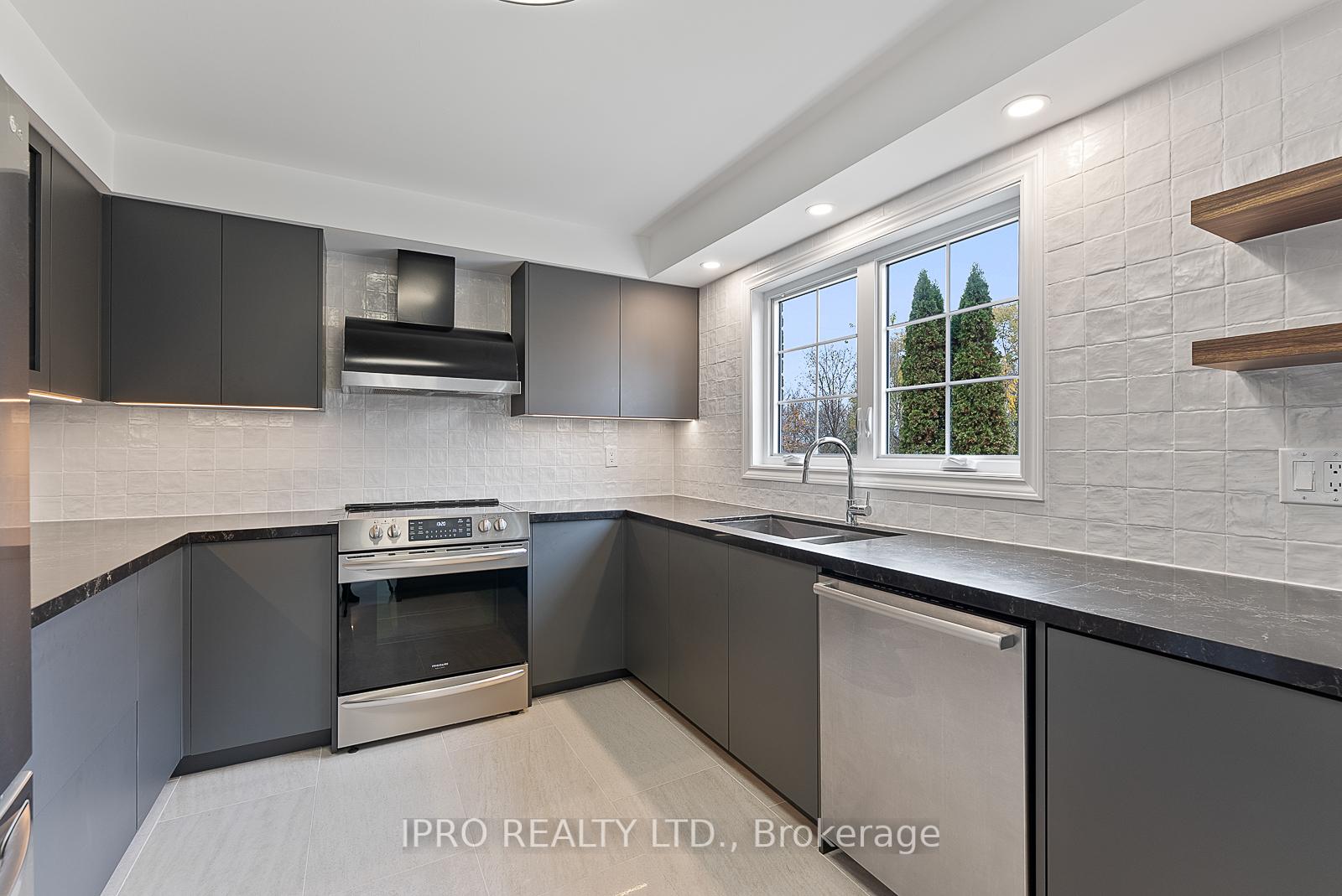 Photo 23 of 907 Leslie Valley Drive, Newmarket, Huron Heights-Leslie Valley — HOMEH