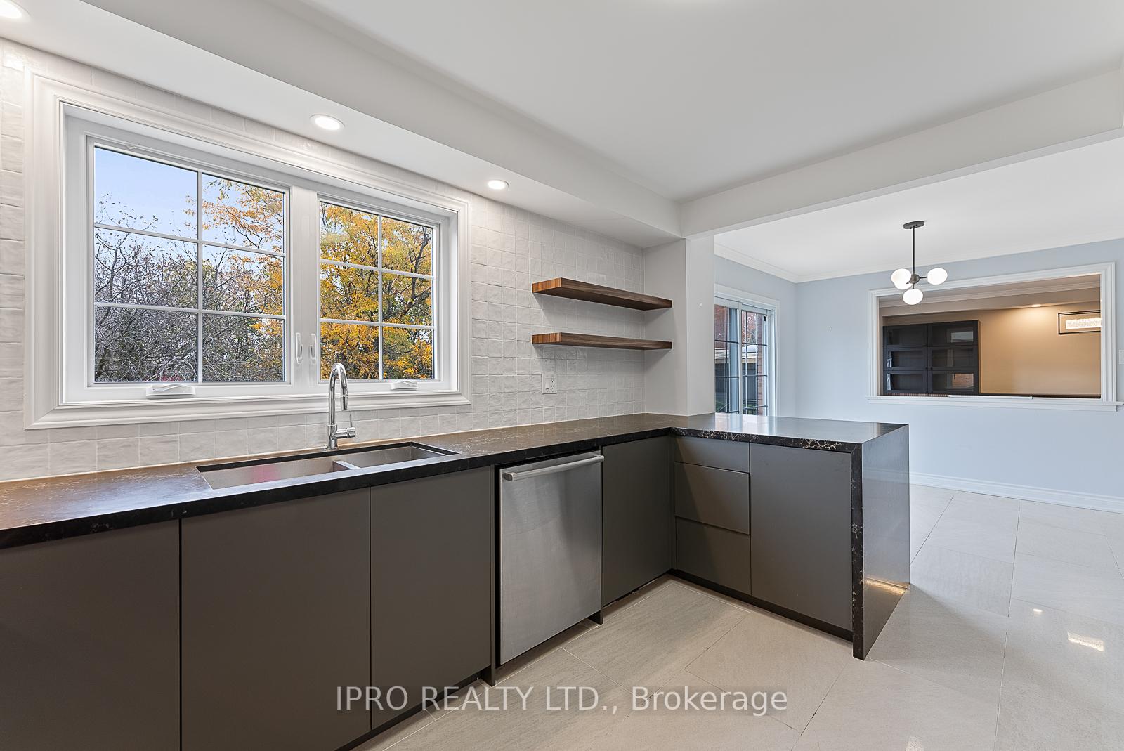 Photo 12 of 907 Leslie Valley Drive, Newmarket, Huron Heights-Leslie Valley — HOMEH