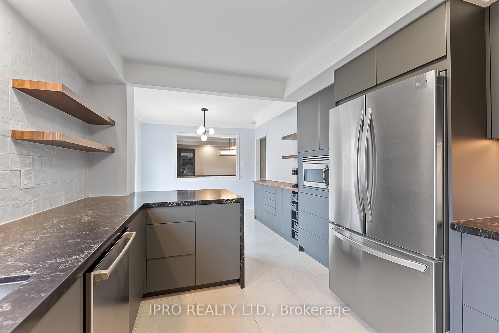 Photo 13 of 907 Leslie Valley Drive, Newmarket, Huron Heights-Leslie Valley — HOMEH