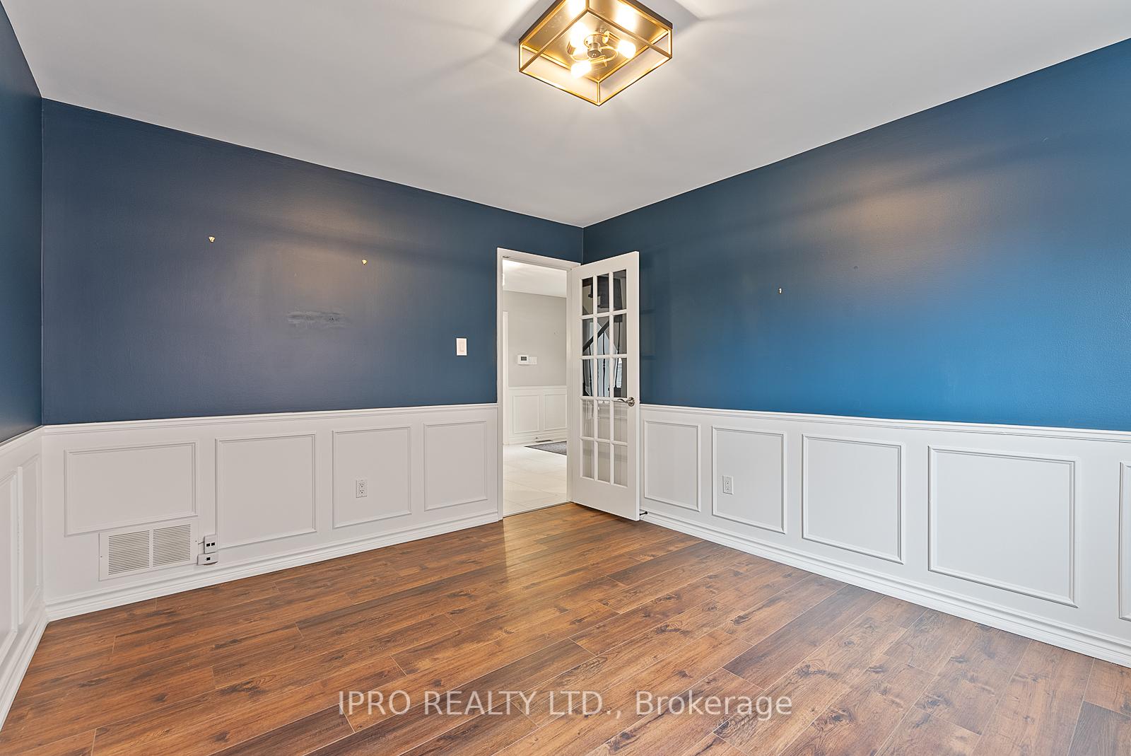 Photo 14 of 907 Leslie Valley Drive, Newmarket, Huron Heights-Leslie Valley — HOMEH