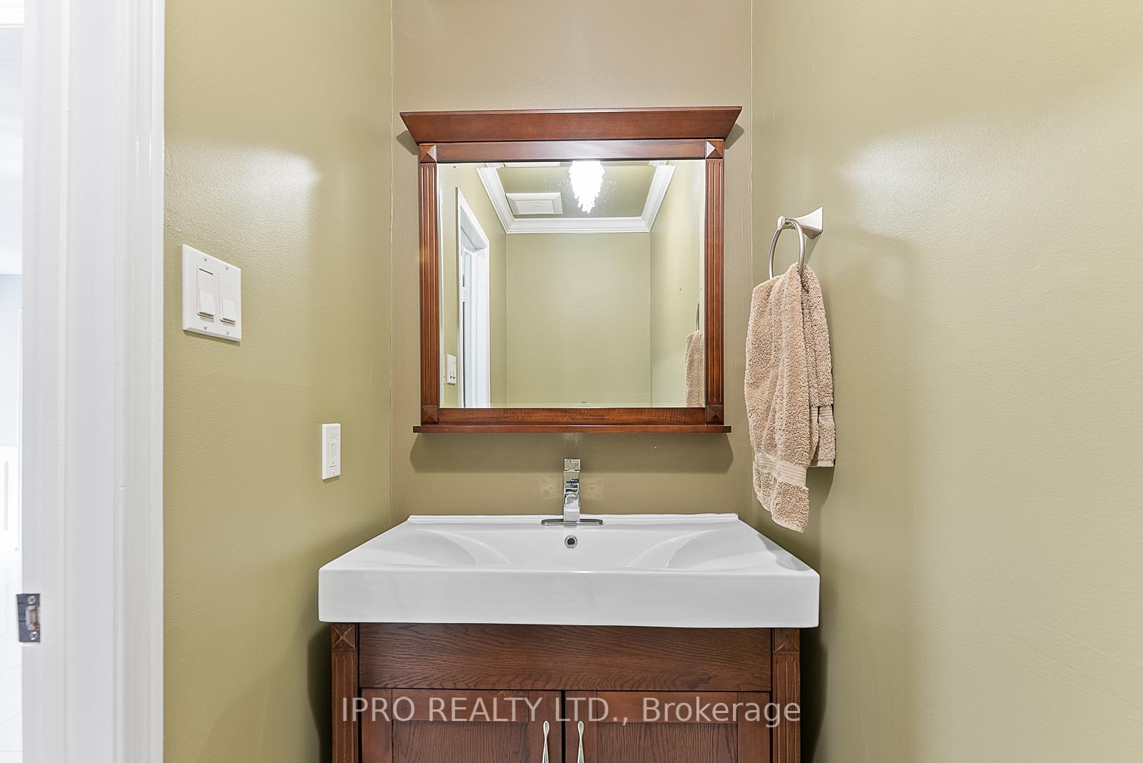 Photo 16 of 907 Leslie Valley Drive, Newmarket, Huron Heights-Leslie Valley — HOMEH