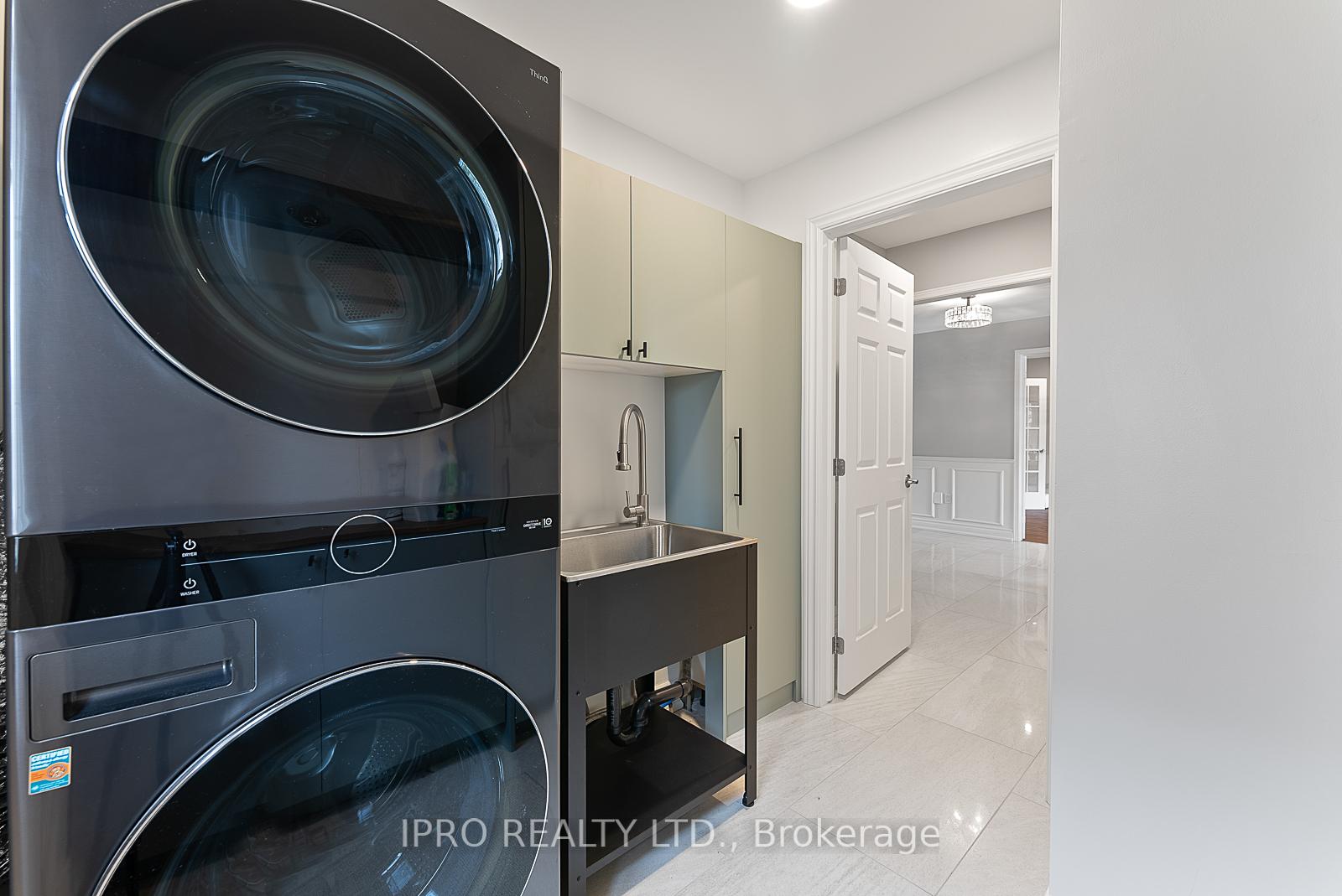 Photo 15 of 907 Leslie Valley Drive, Newmarket, Huron Heights-Leslie Valley — HOMEH